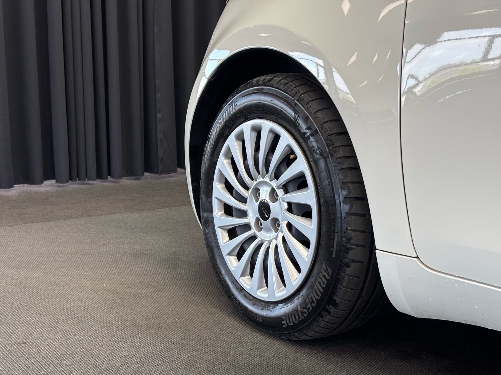 Hvid Fiat 500e fra 2023