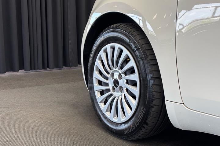 Hvid Fiat 500e fra 2023