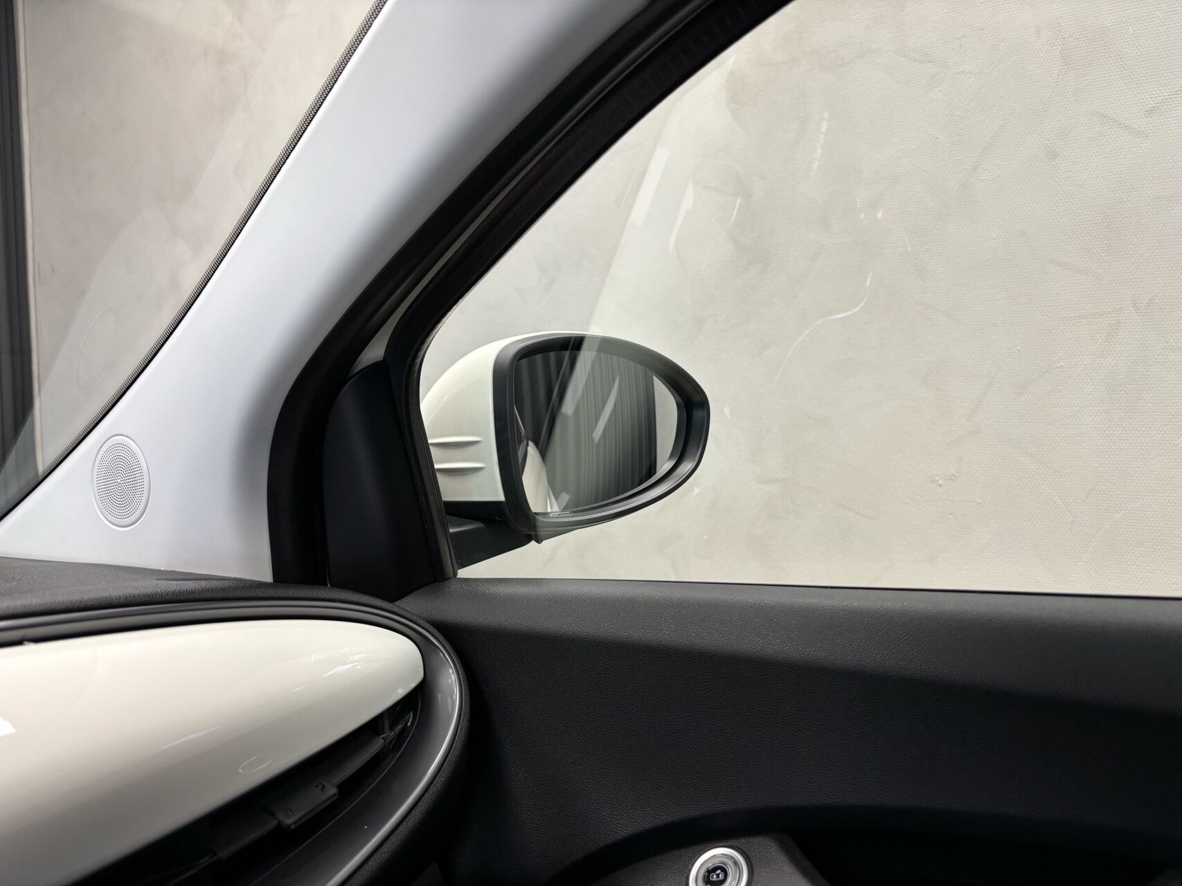 Hvid Fiat 500e fra 2023