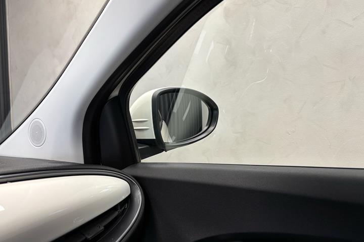 Hvid Fiat 500e fra 2023