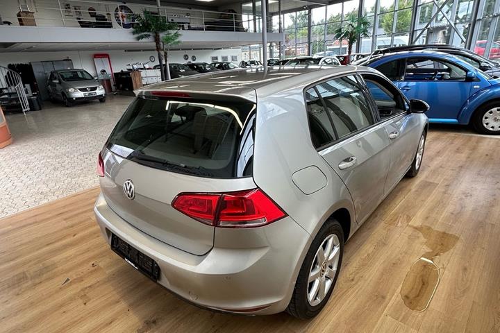 Grå VW Golf fra 2014