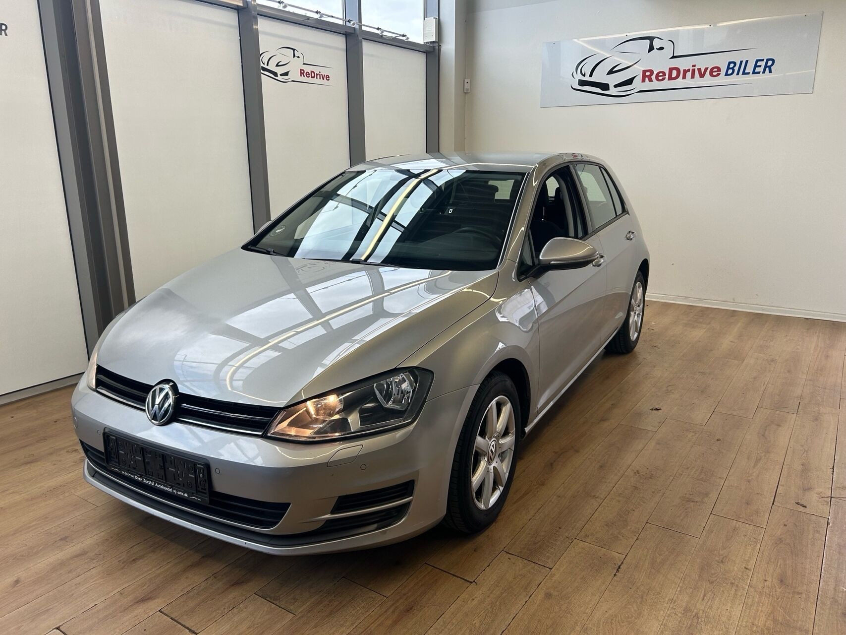Grå VW Golf fra 2014