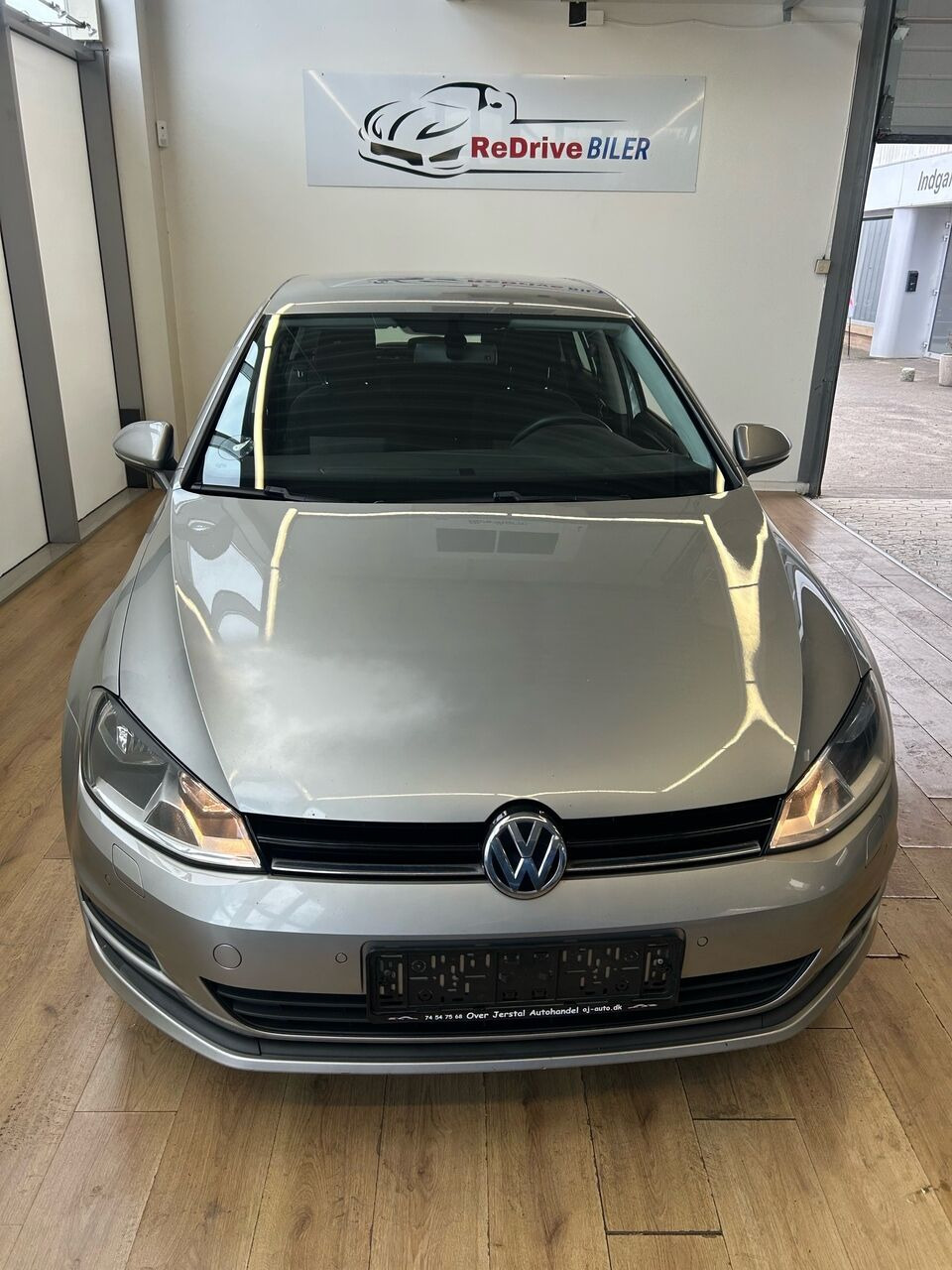Grå VW Golf fra 2014