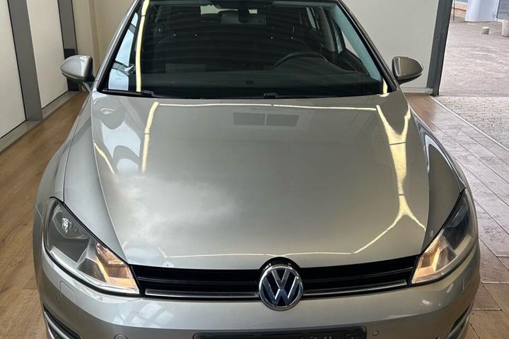 Grå VW Golf fra 2014