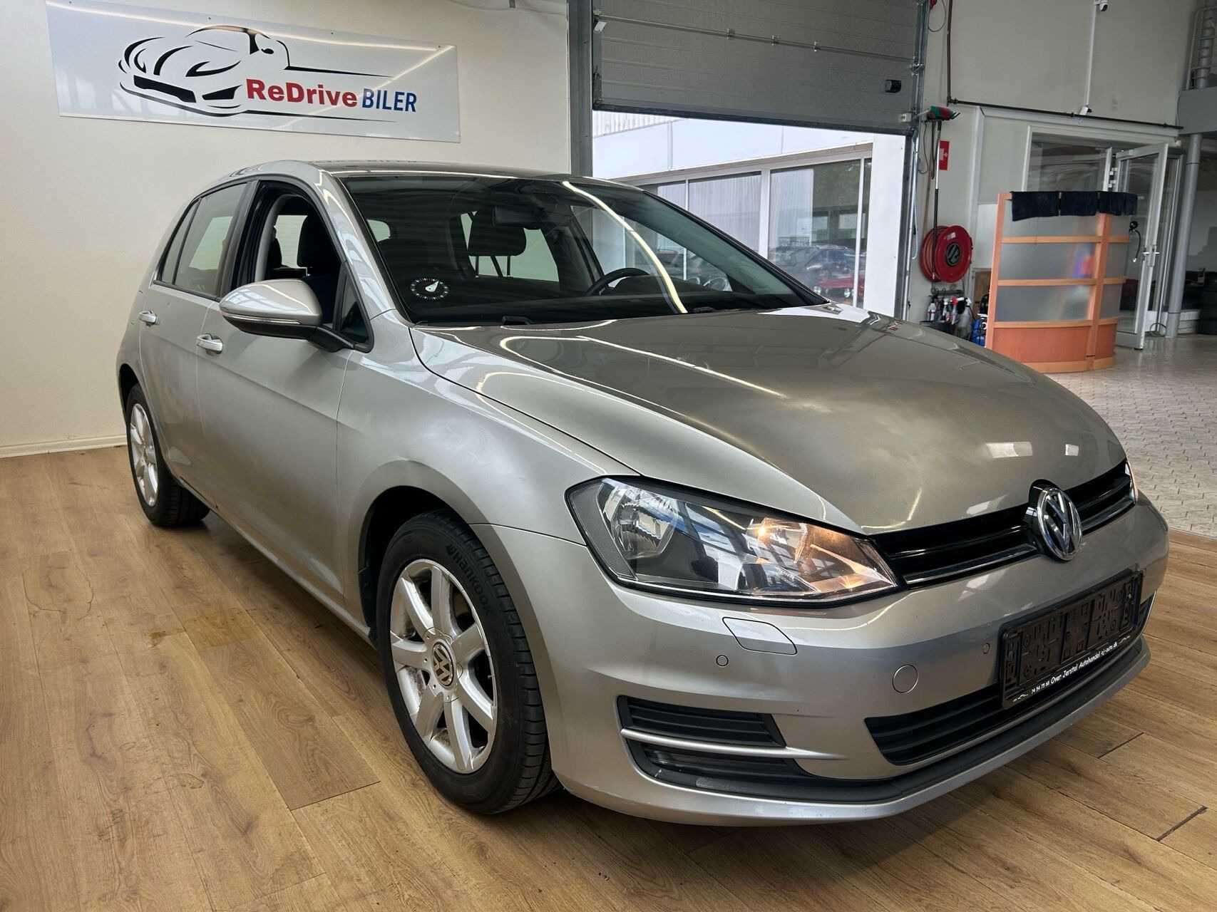 Grå VW Golf fra 2014