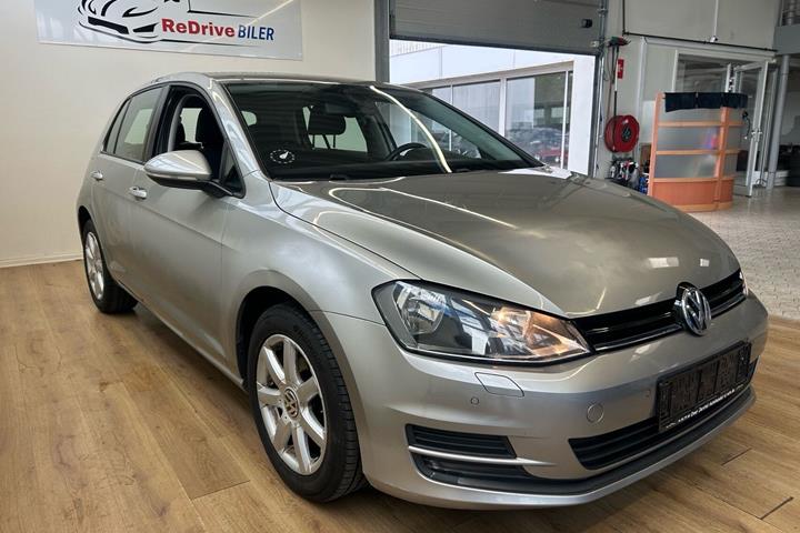 Grå VW Golf fra 2014