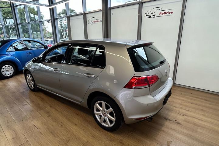 Grå VW Golf fra 2014