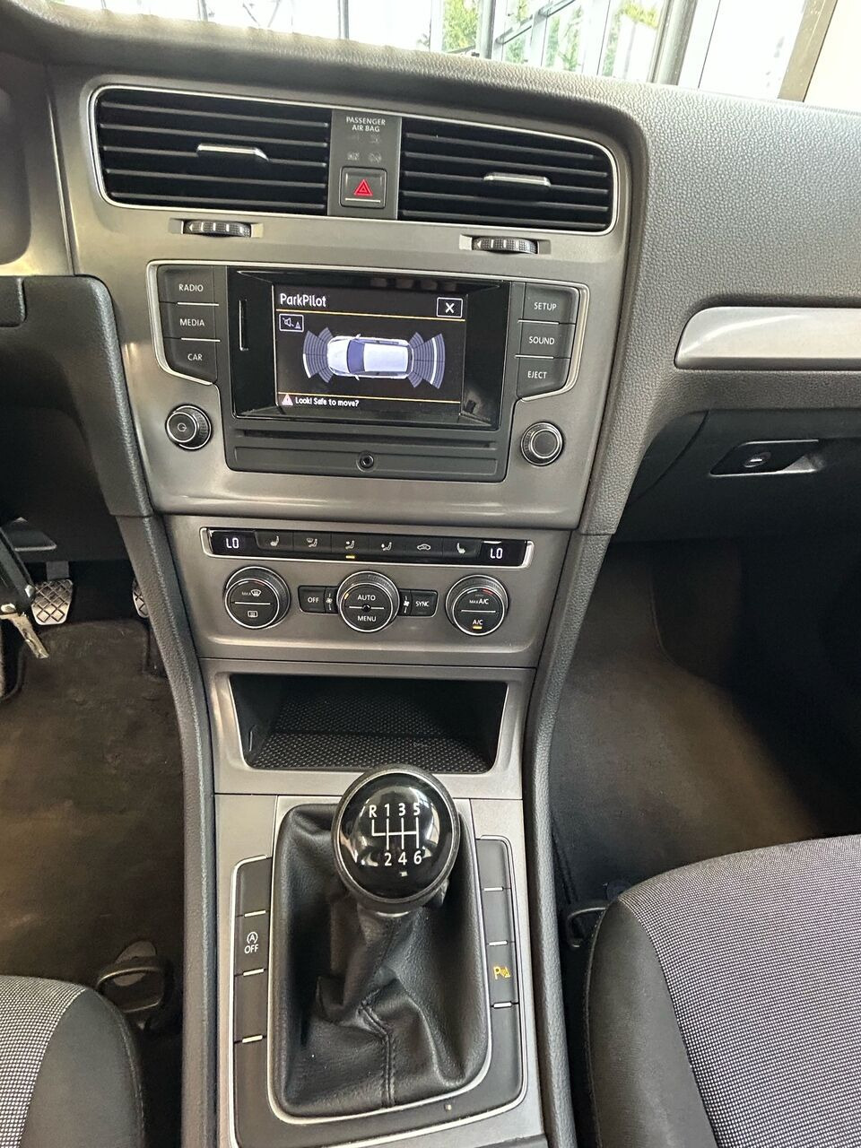 Grå VW Golf fra 2014