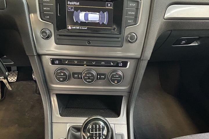 Grå VW Golf fra 2014