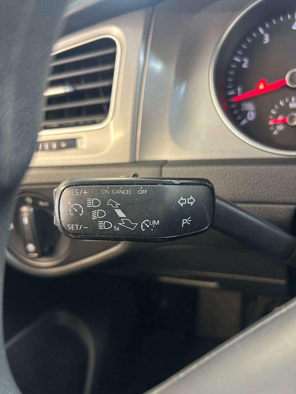 Grå VW Golf fra 2014