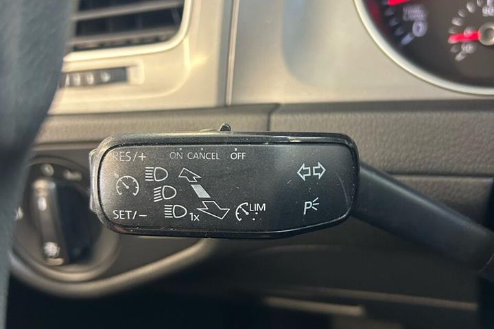 Grå VW Golf fra 2014