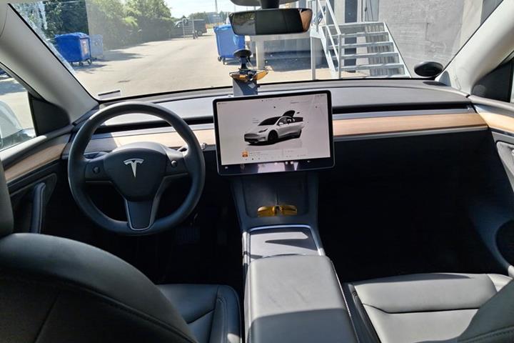 undefined Tesla Model Y fra 2025
