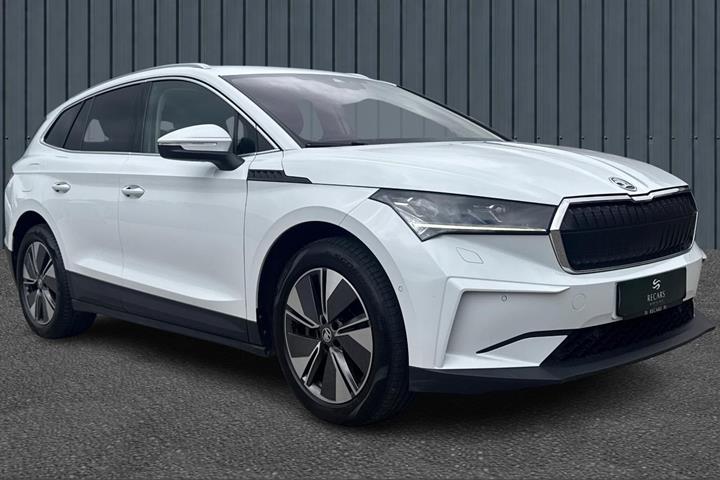 Hvid Skoda Enyaq fra 2023