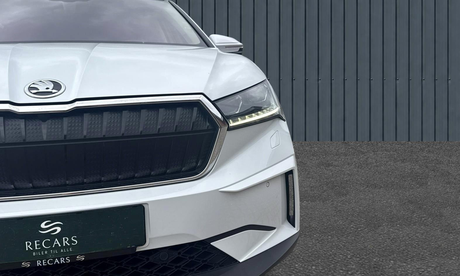 Hvid Skoda Enyaq fra 2023