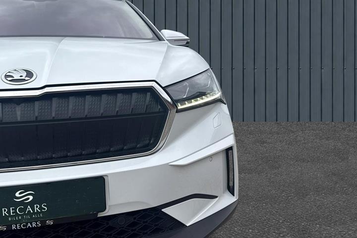 Hvid Skoda Enyaq fra 2023