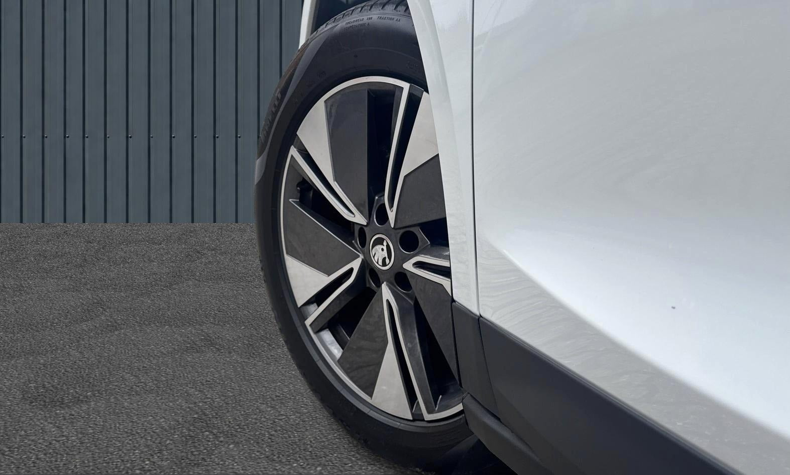 Hvid Skoda Enyaq fra 2023