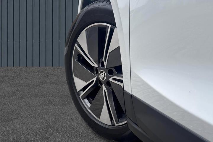 Hvid Skoda Enyaq fra 2023
