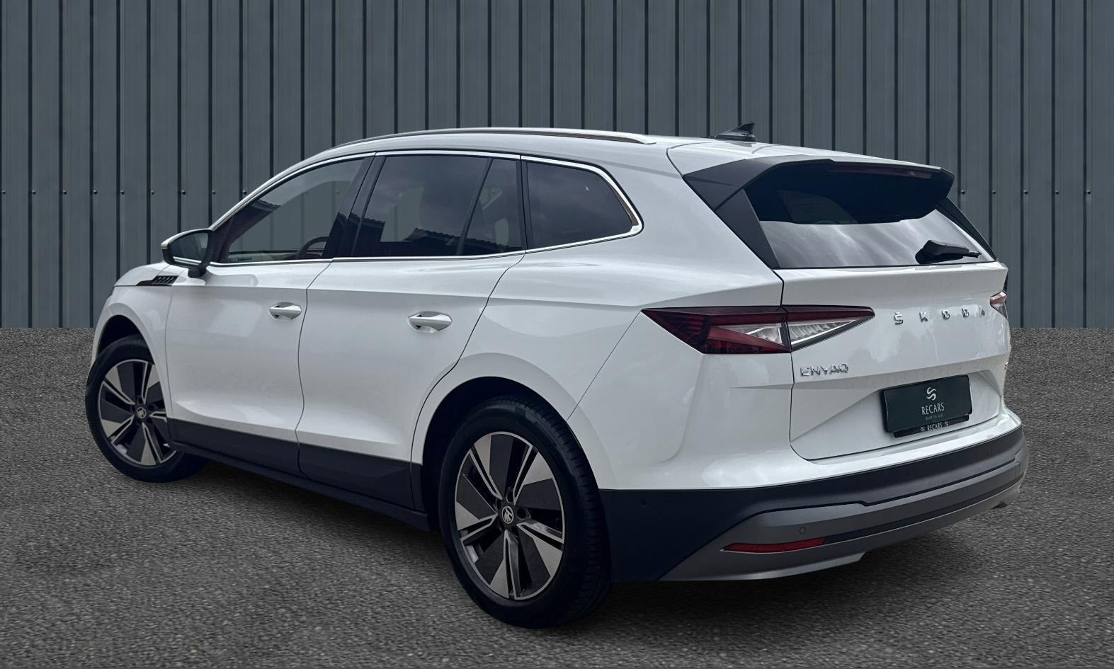 Hvid Skoda Enyaq fra 2023