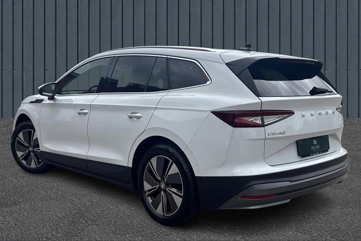Hvid Skoda Enyaq fra 2023