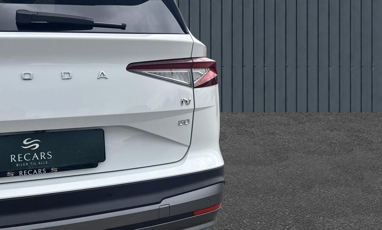 Hvid Skoda Enyaq fra 2023