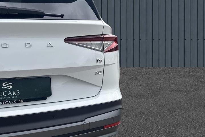 Hvid Skoda Enyaq fra 2023