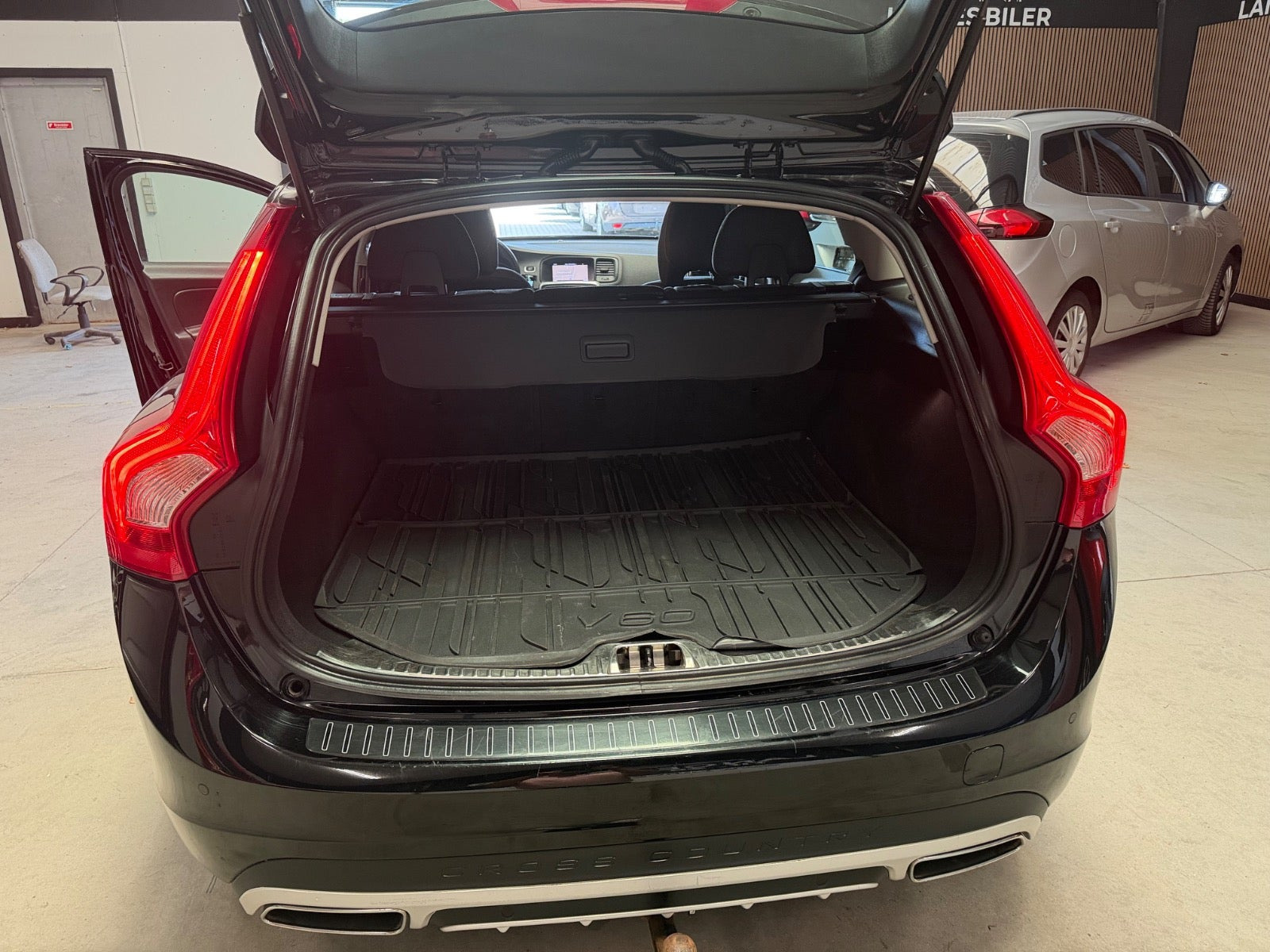 Sort Volvo V60 CC fra 2017