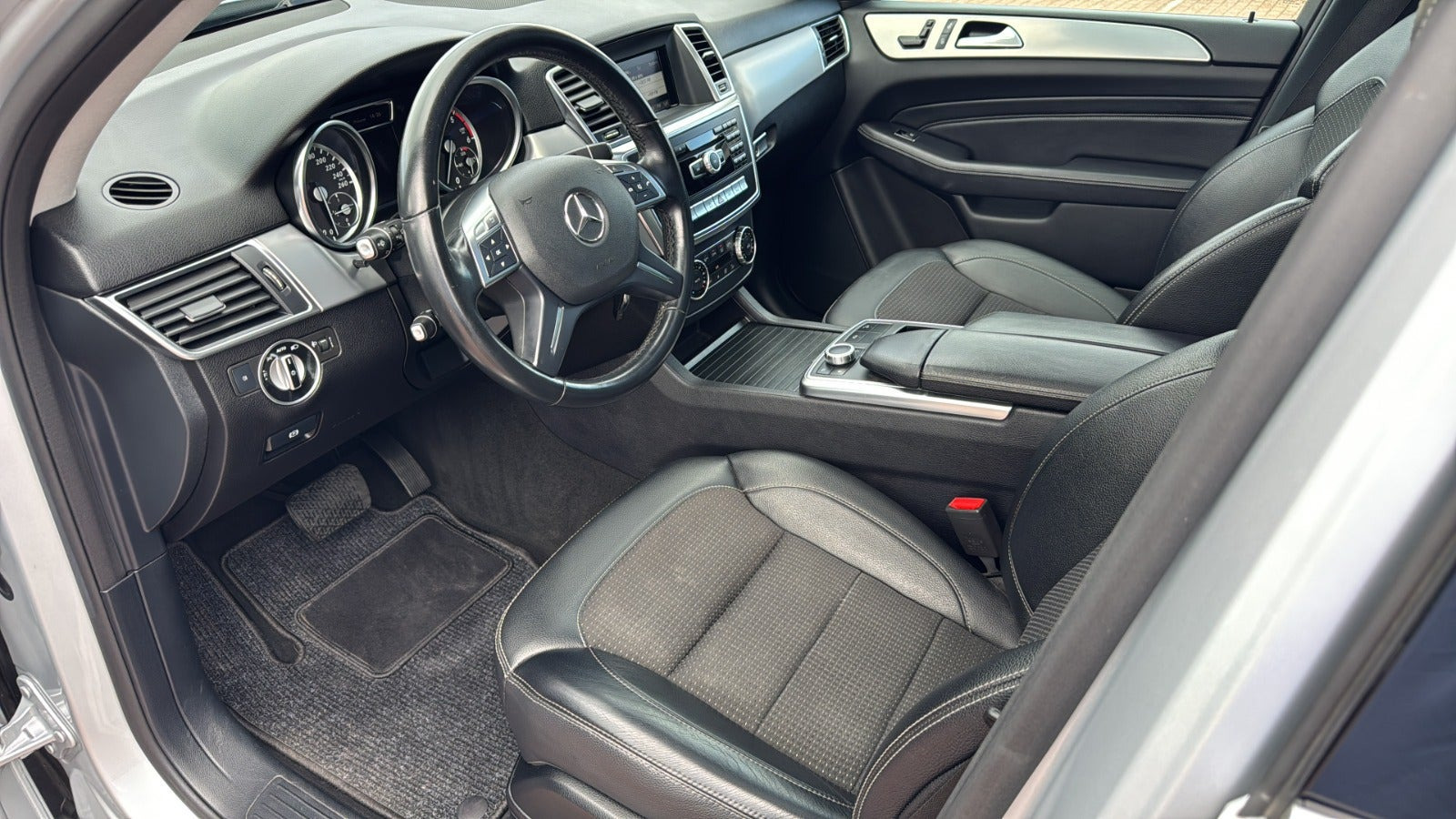 Sølv Mercedes ML350 fra 2014