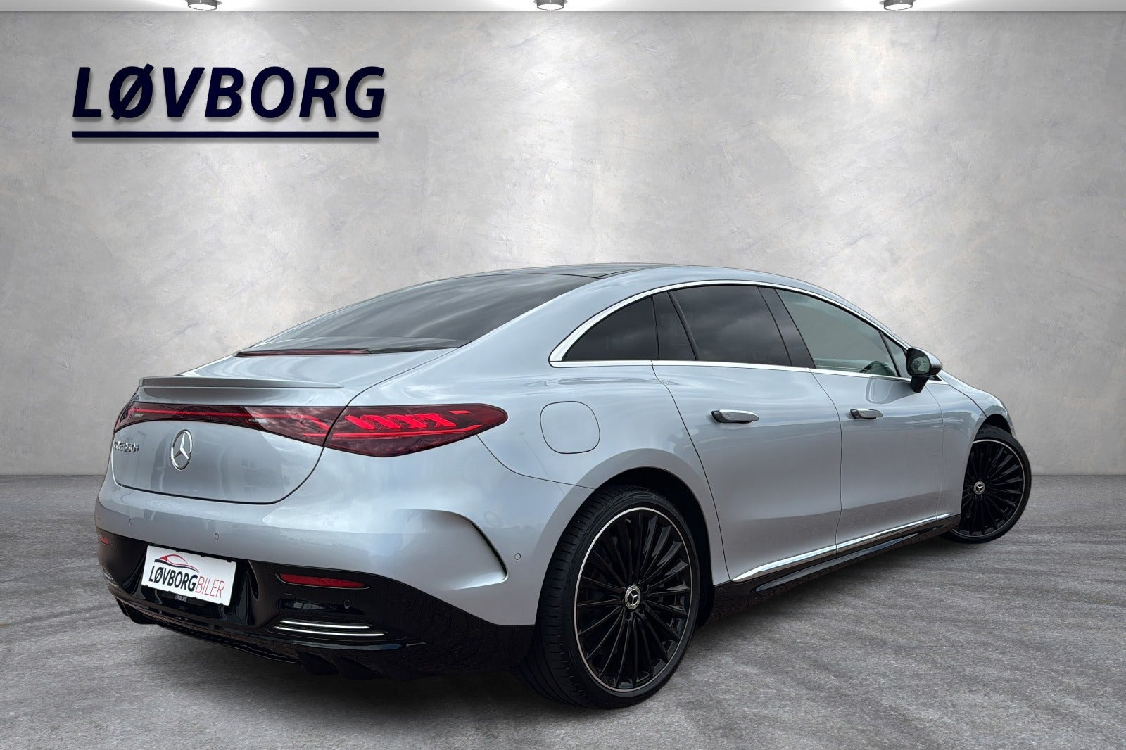Sølv Mercedes EQE350+ fra 2022
