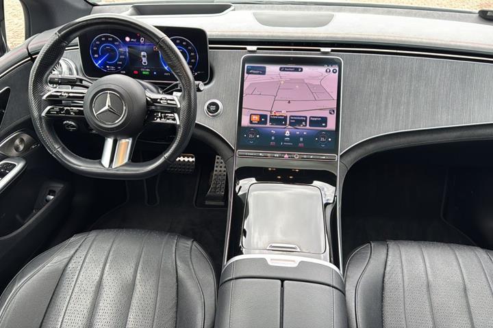 Sølv Mercedes EQE350+ fra 2022