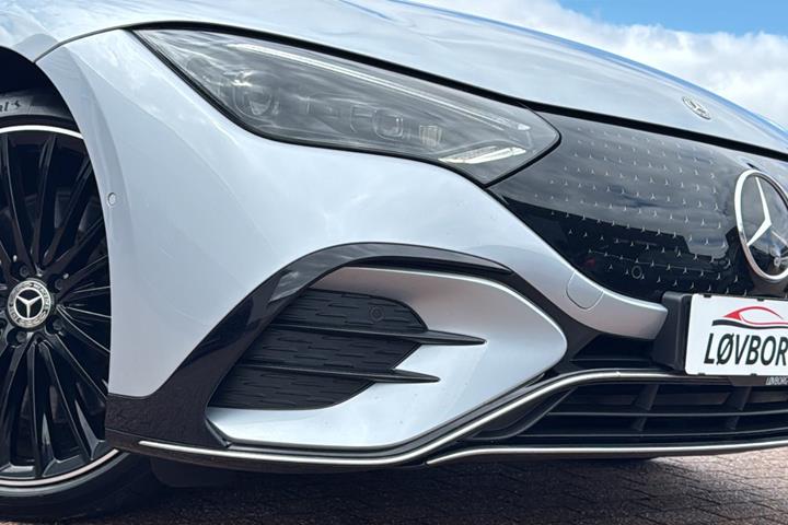 Sølv Mercedes EQE350+ fra 2022
