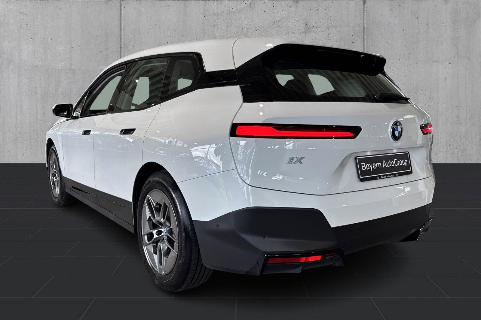 Hvid BMW iX fra 2022