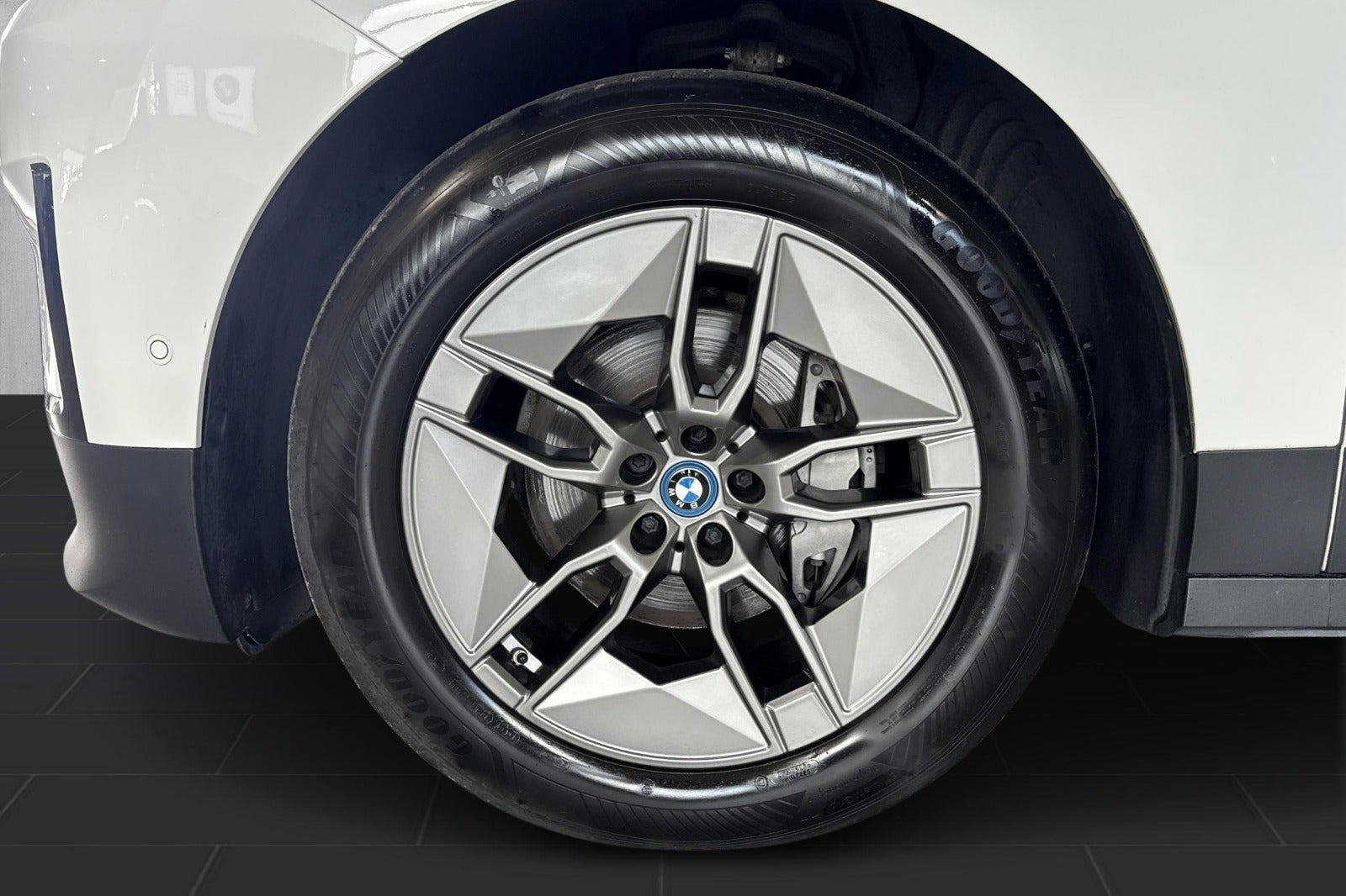 Hvid BMW iX fra 2022