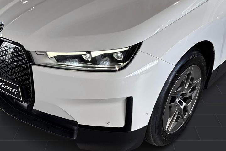 Hvid BMW iX fra 2022