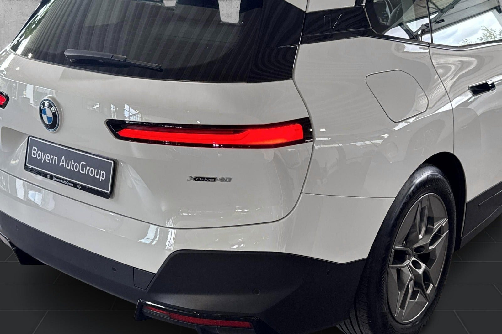 Hvid BMW iX fra 2022