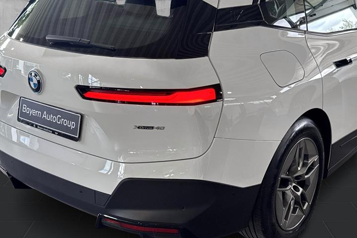 Hvid BMW iX fra 2022