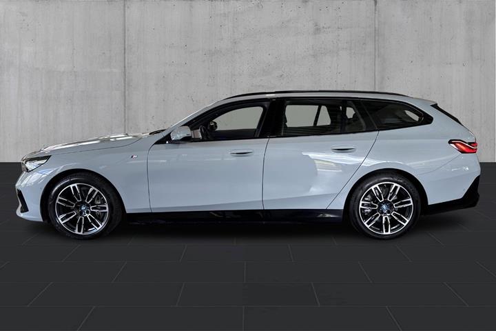 Grå BMW i5 fra 2025