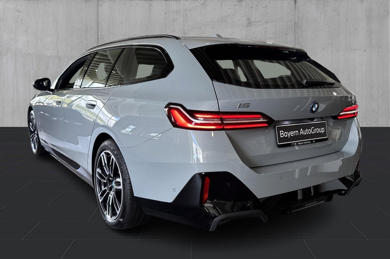 Grå BMW i5 fra 2025