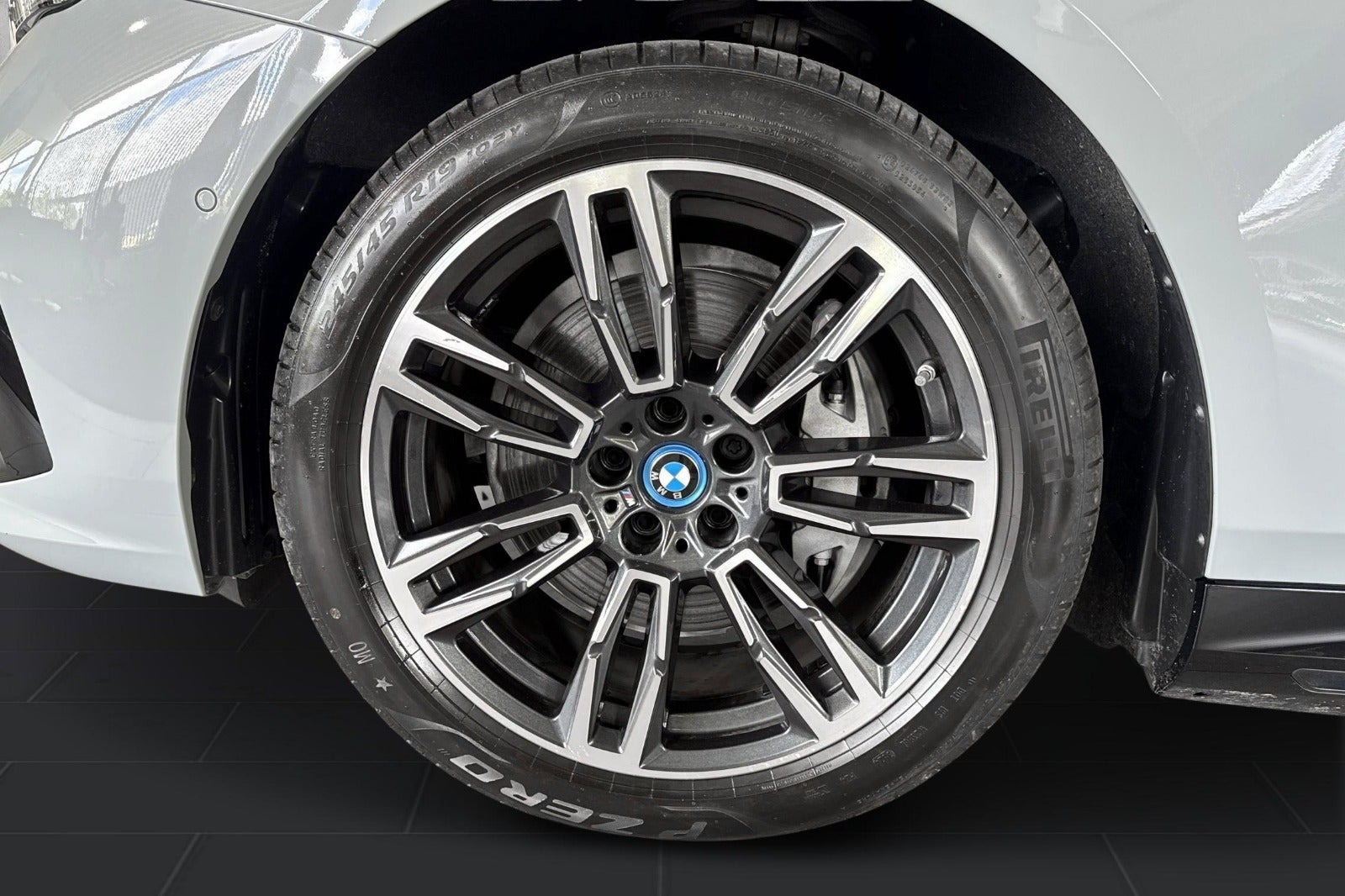 Grå BMW i5 fra 2025
