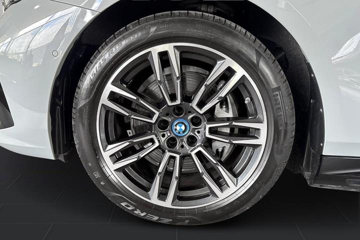 Grå BMW i5 fra 2025