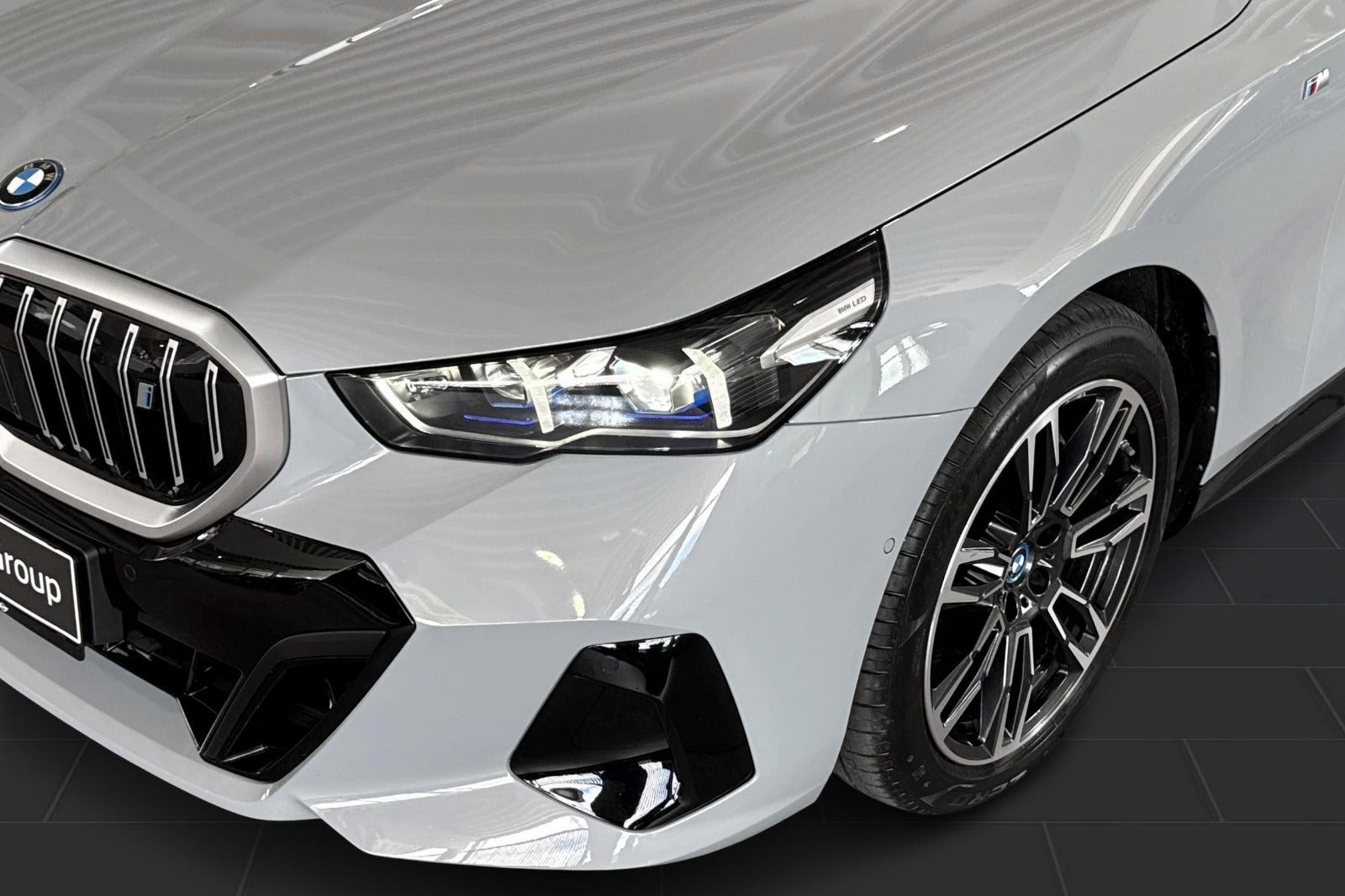 Grå BMW i5 fra 2025