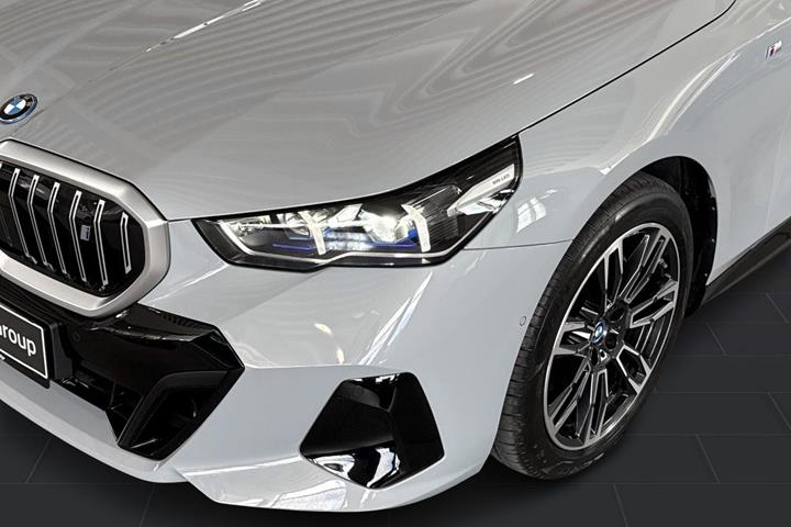 Grå BMW i5 fra 2025