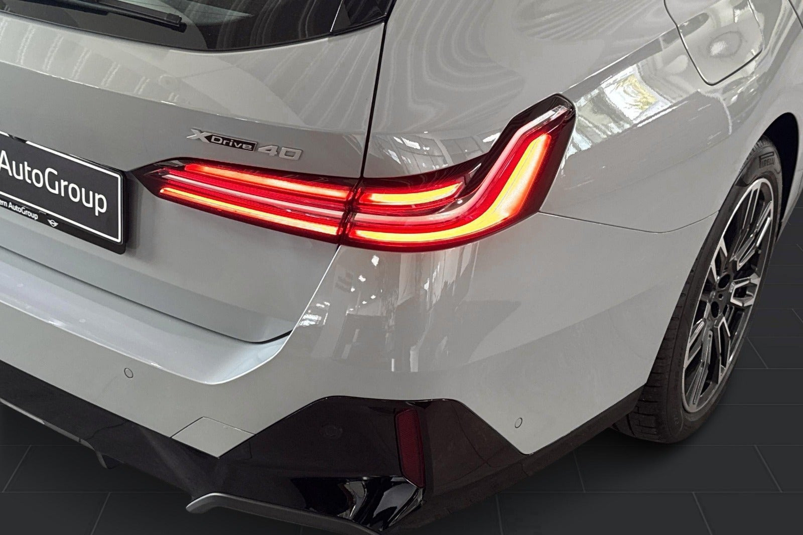 Grå BMW i5 fra 2025
