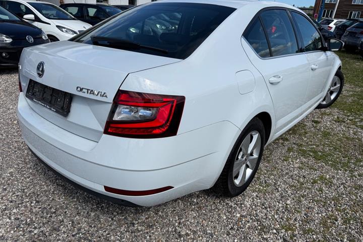 Hvid Skoda Octavia fra 2018