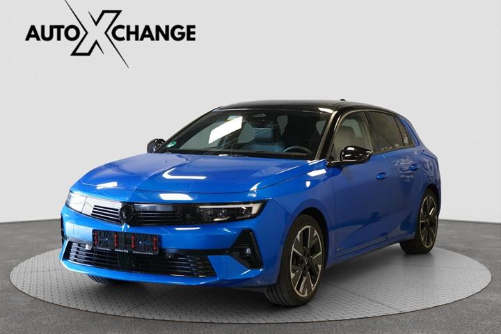 Blå Opel Astra-e fra 2023