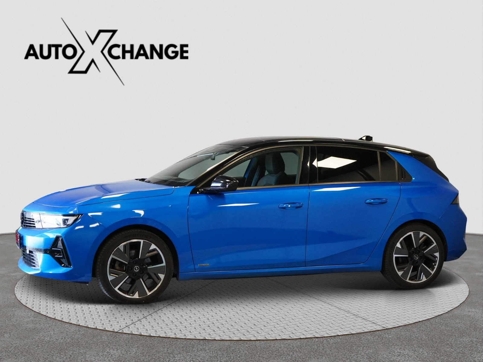 Blå Opel Astra-e fra 2023