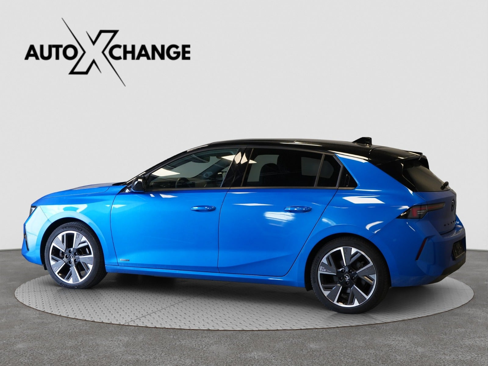 Blå Opel Astra-e fra 2023