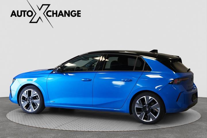Blå Opel Astra-e fra 2023