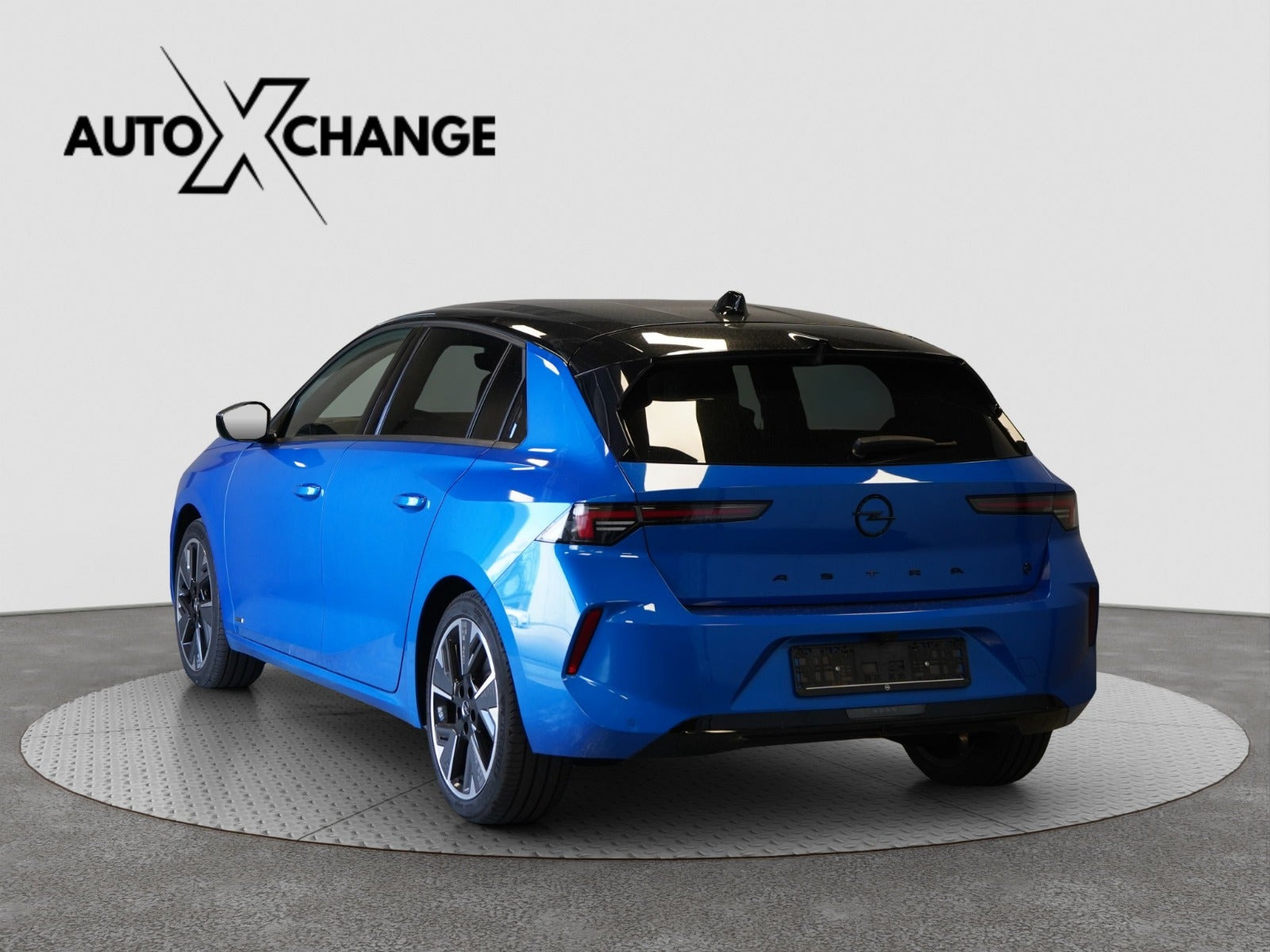 Blå Opel Astra-e fra 2023