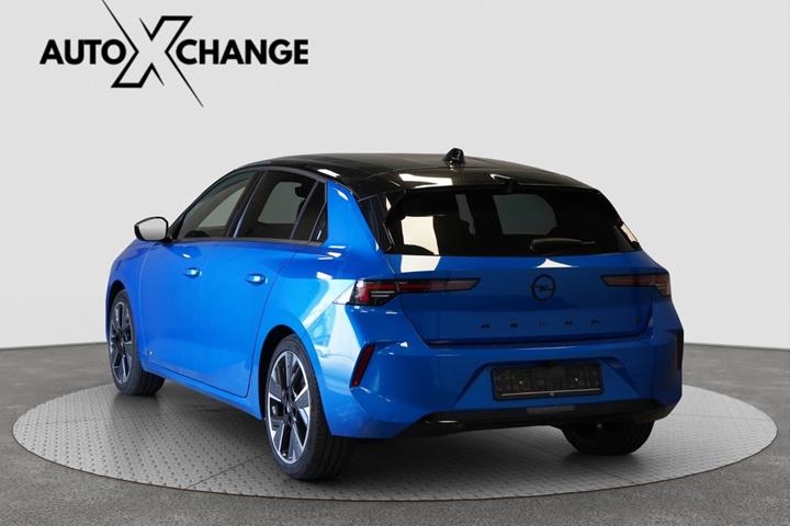 Blå Opel Astra-e fra 2023