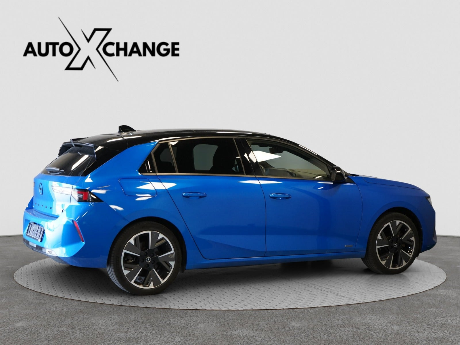 Blå Opel Astra-e fra 2023